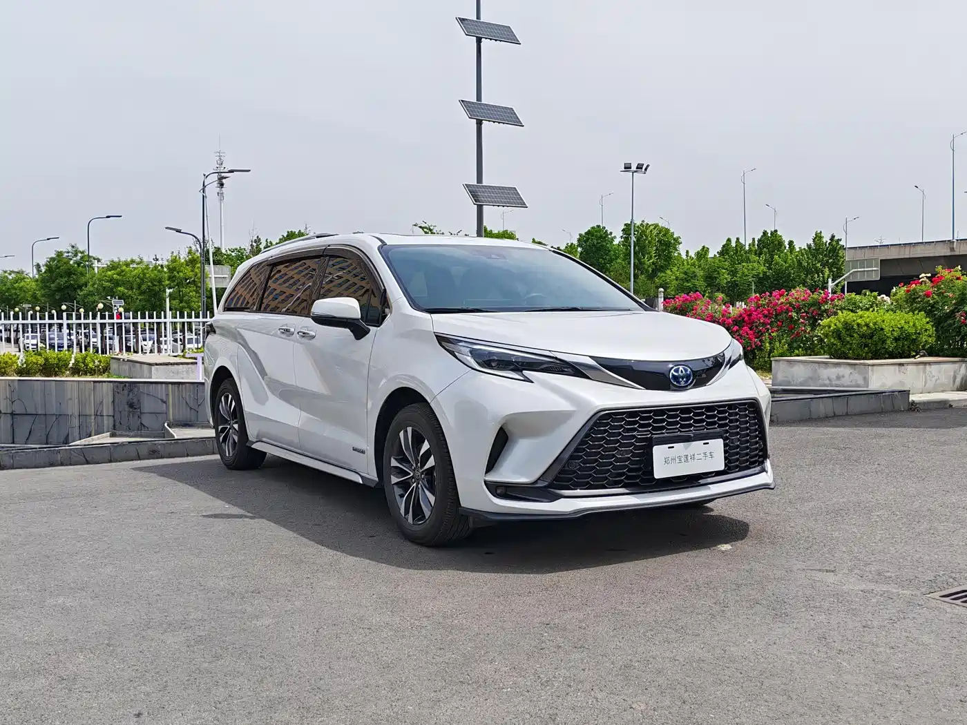 Toyota Granvia 2023 2.5L Hybrid Luxury Edition фото 3