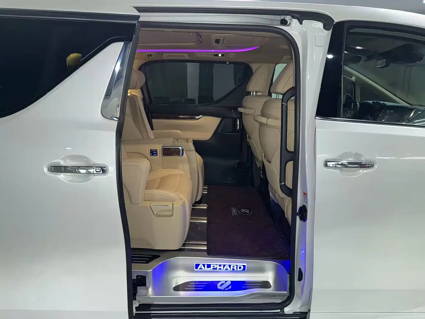 Toyota Alphard 2021 Hybrid 2.5L Luxury фото 15