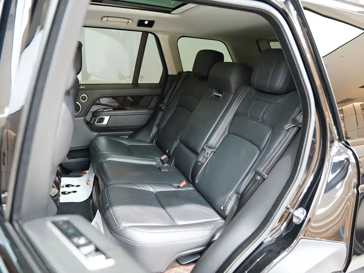 Land Rover Range Rover 2021 3.0 L6 Golden Age Edition фото 16