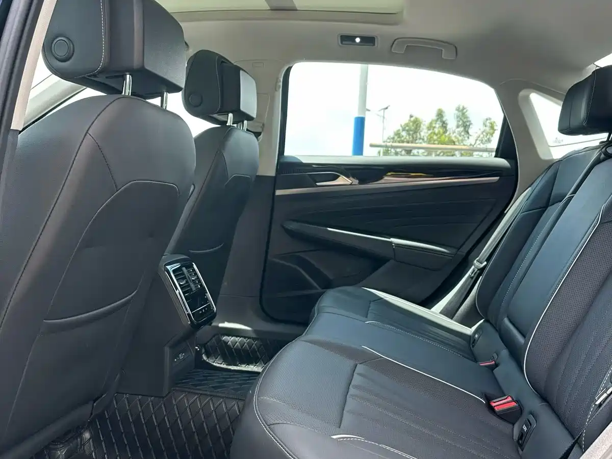 Volkswagen Passat 2024 380TSI Starlight Luxury Edition фото 5