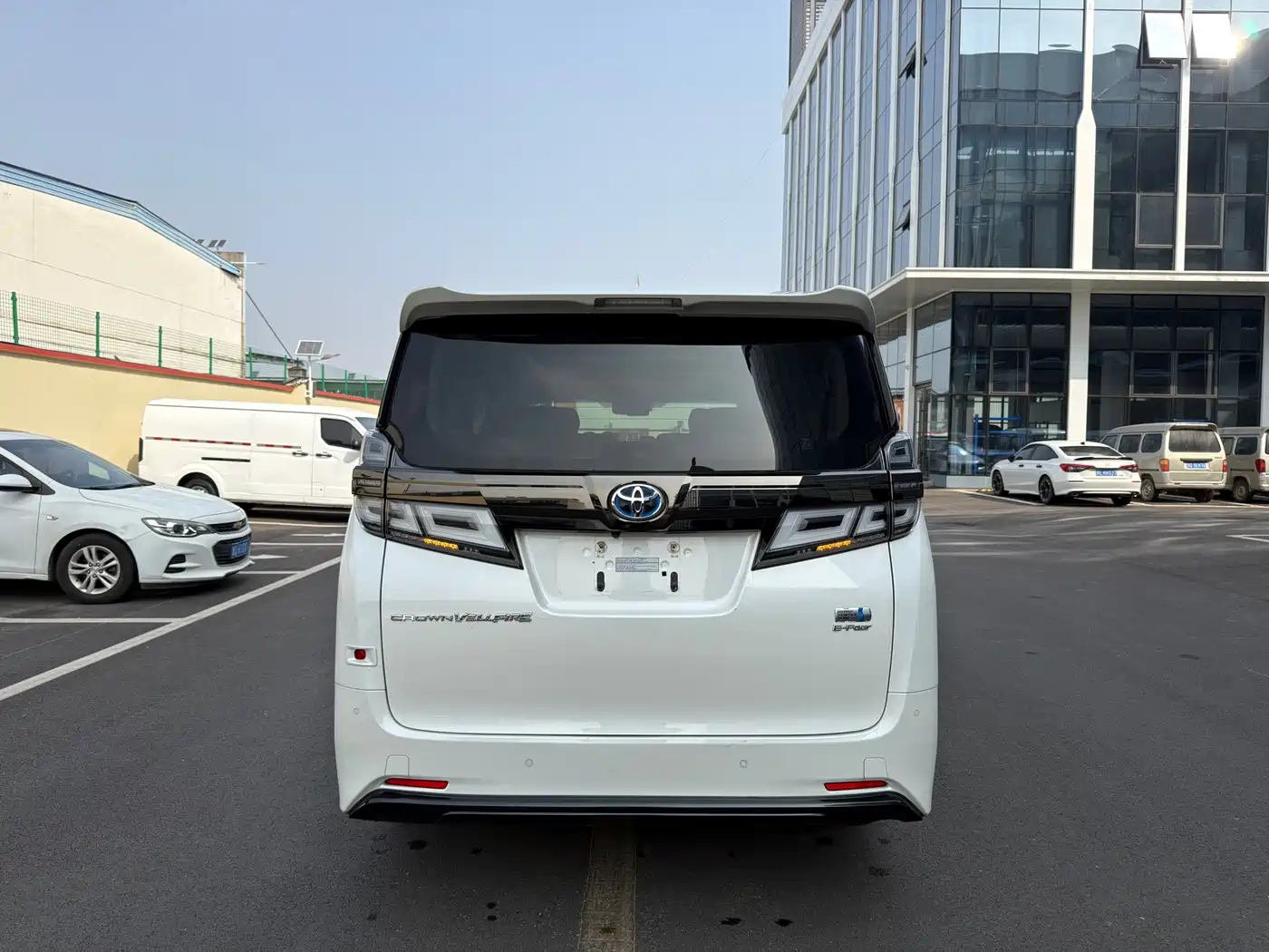 Toyota Vellfire 2023 Crown Hybrid 2.5L HV Luxury фото 17