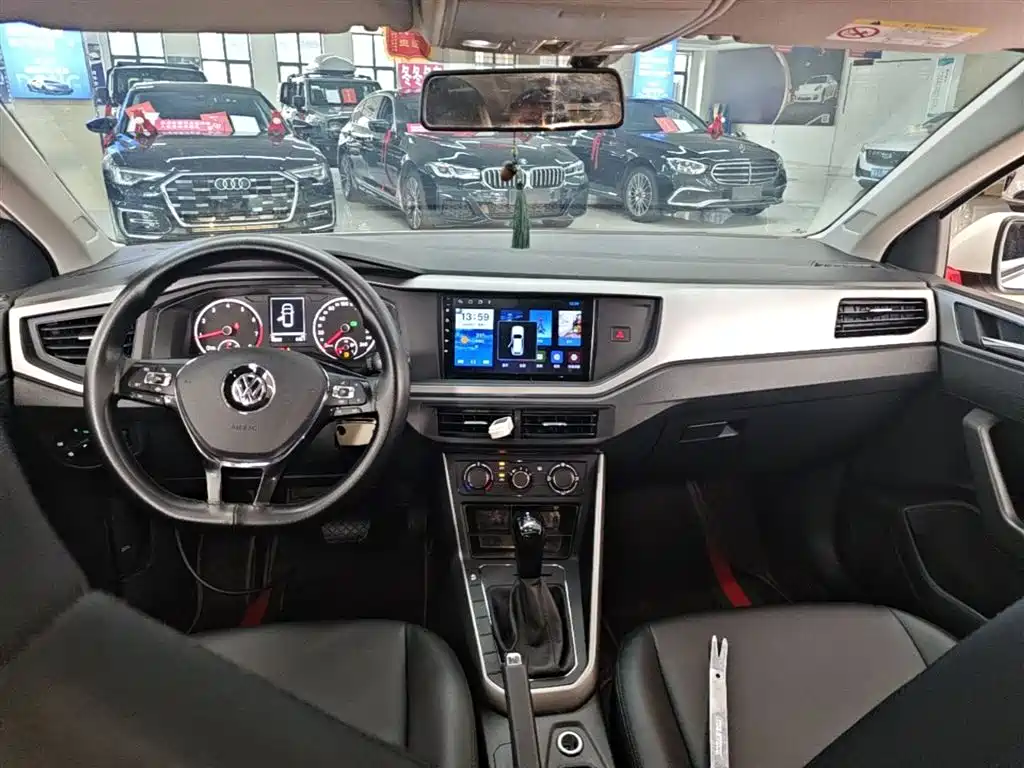 VOLKSWAGEN POLO