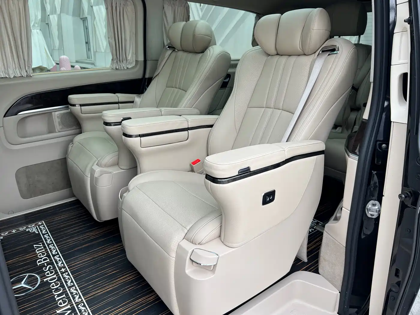 Mercedes-Benz V-Class 2017 Model V 260 L Premium Extended Edition фото 15