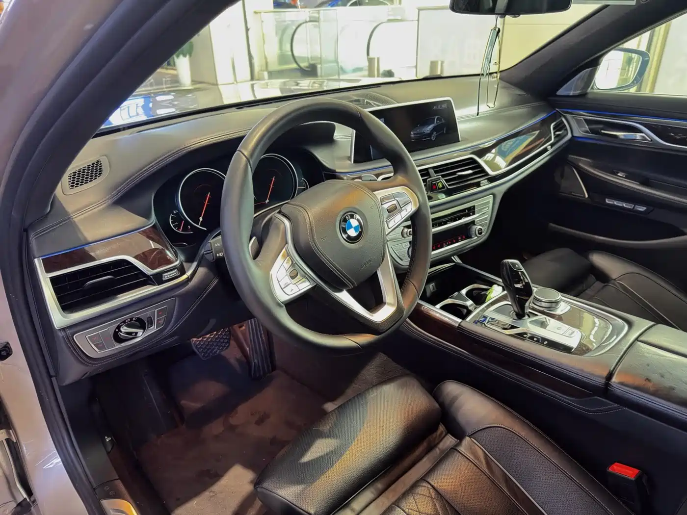 BMW 7 Series 2016 750Li xDrive 4-Seater фото 6