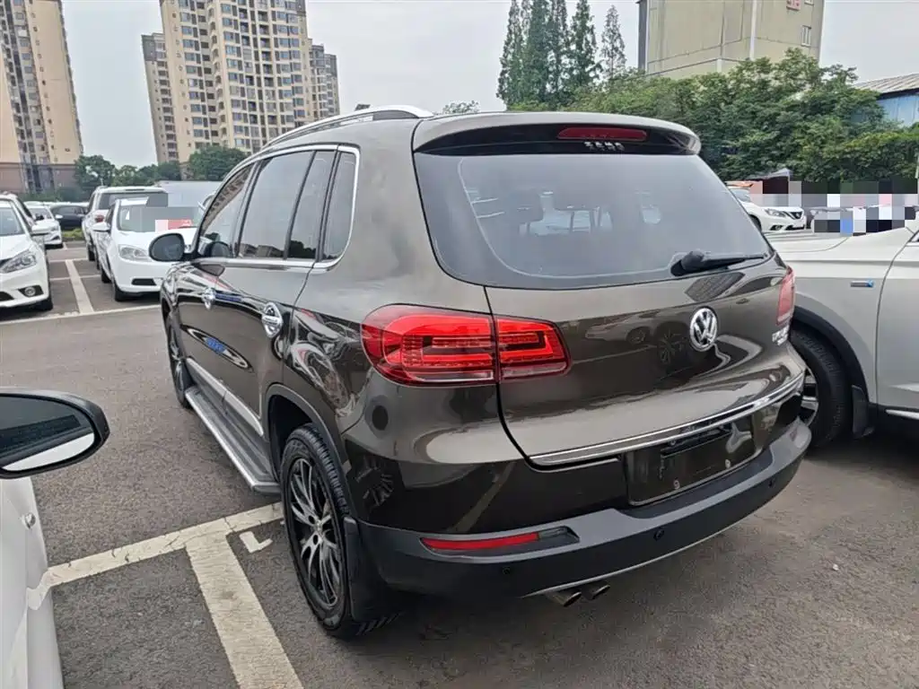 VOLKSWAGEN TIGUAN
