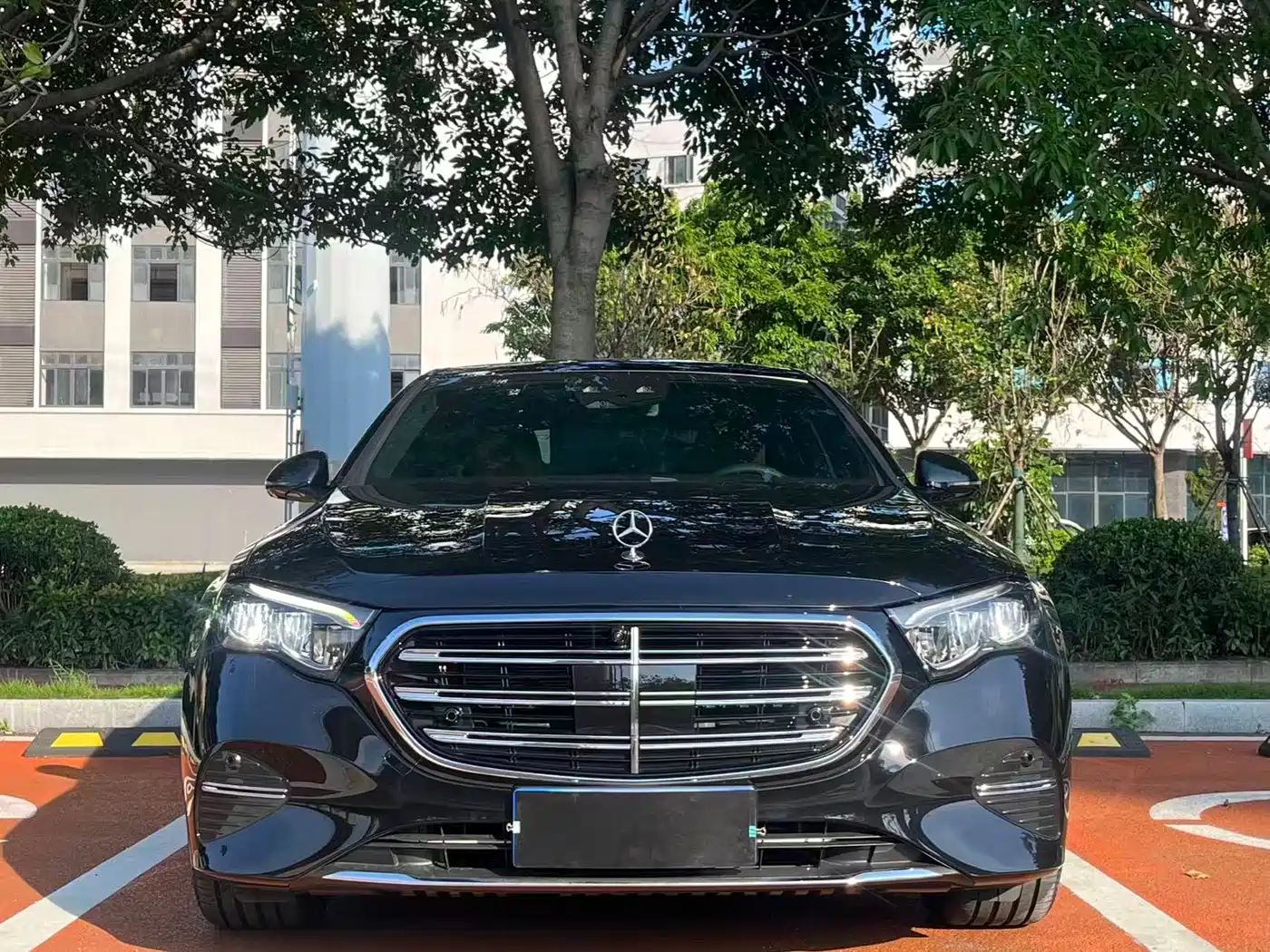 Mercedes-Benz E-Class 2026 E 300 L Luxury фото 2