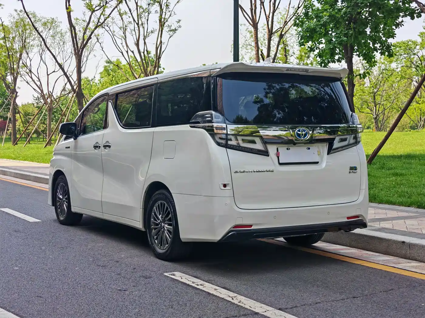 Toyota Vellfire 2021 Crown Hybrid 2.5L HV Luxury Edition фото 17