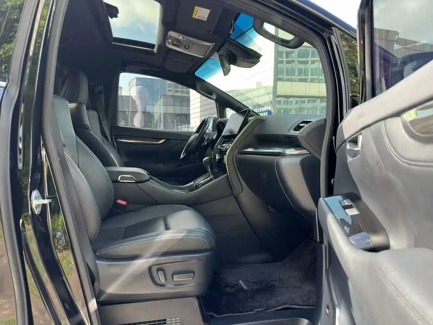 Lexus LM 2020 300h 4-Seat Imperial Edition фото 11