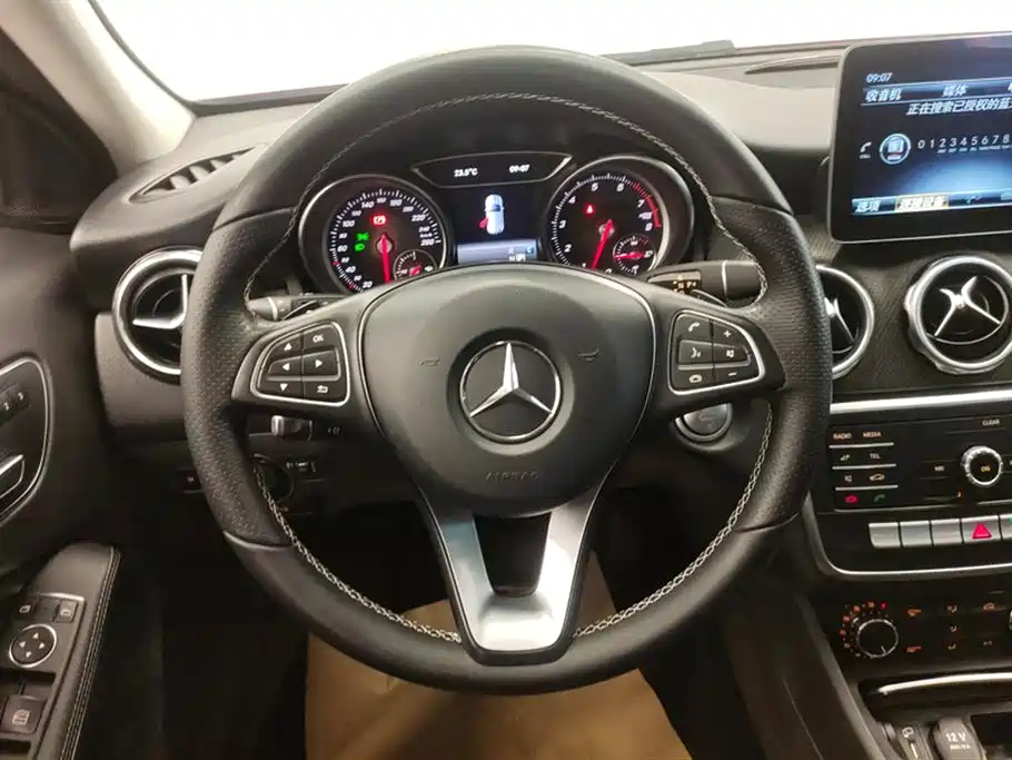Mercedes-Benz GLA 2018 GLA 200 Dynamic фото 15