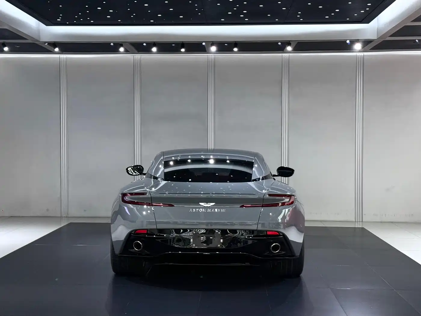 Aston Martin DB11 2022 4.0T V8 Coupe фото 8