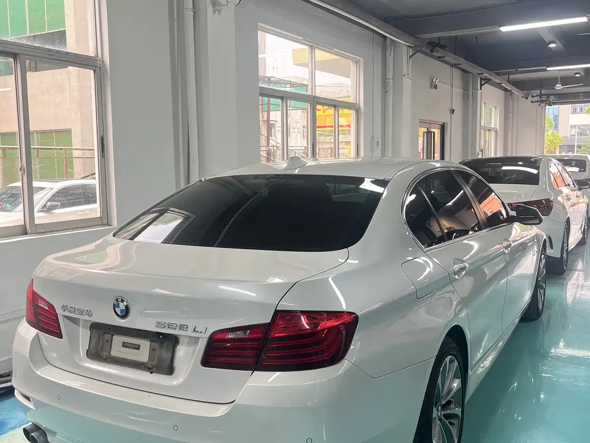 BMW 5 Series 2017 528Li Leading Edition фото 17