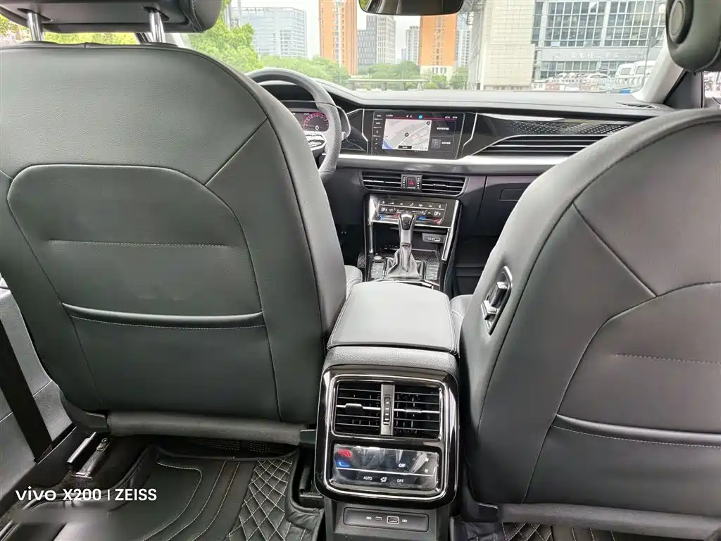 Volkswagen Passat 2024 380TSI Luxury фото 14