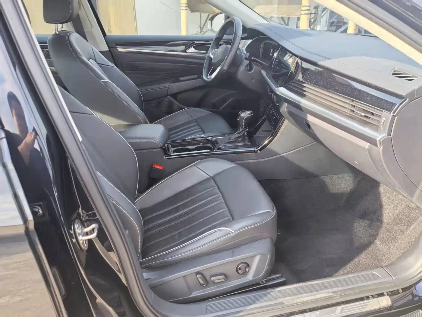 Volkswagen Passat 2023 330TSI Starlight Luxury Edition фото 10