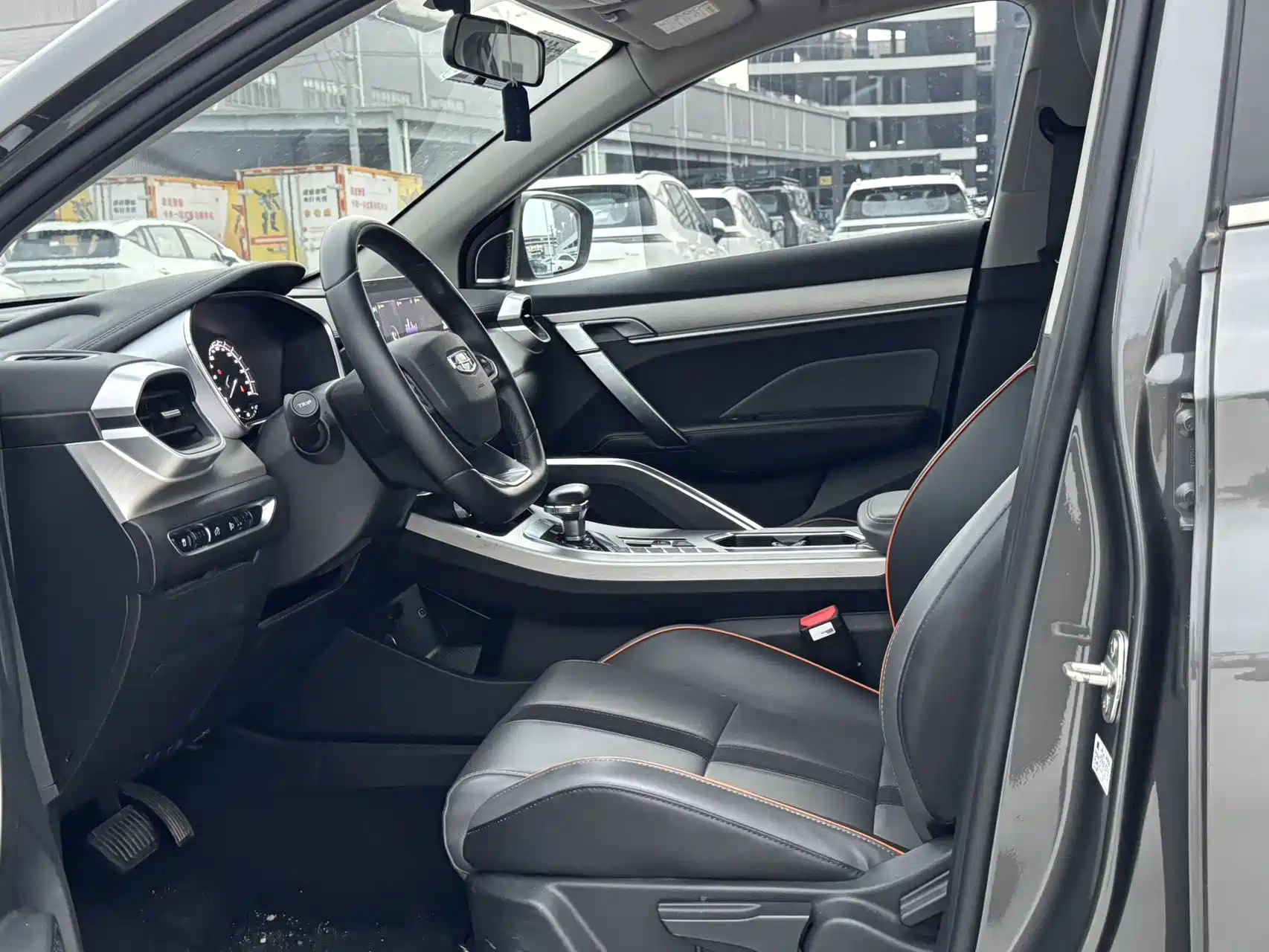 Фото 8 - Geely Coolray