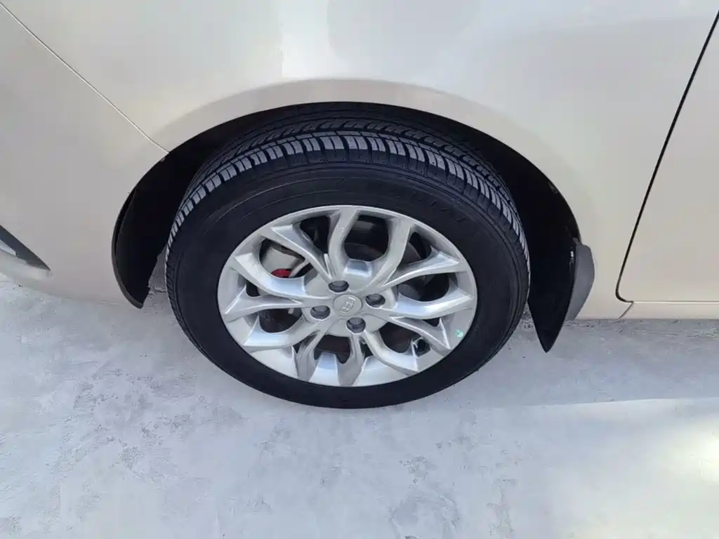 Фото 23 - Geely Vision