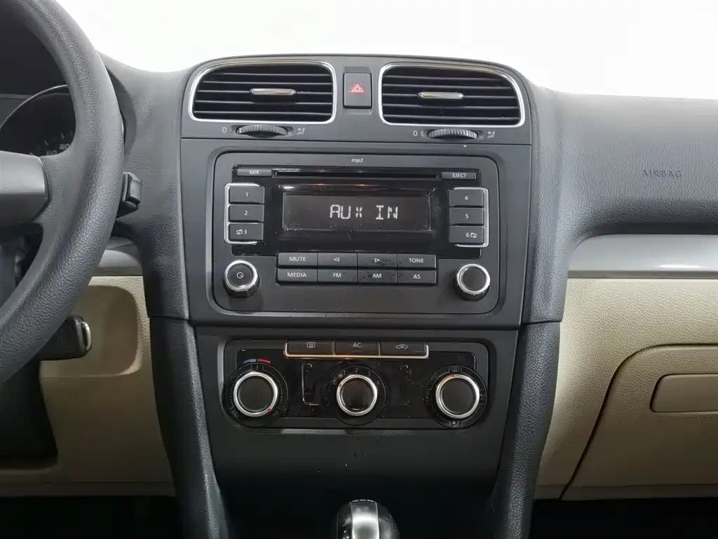 Volkswagen Golf 2011 Model 1.6 Automatic Fashion фото 12