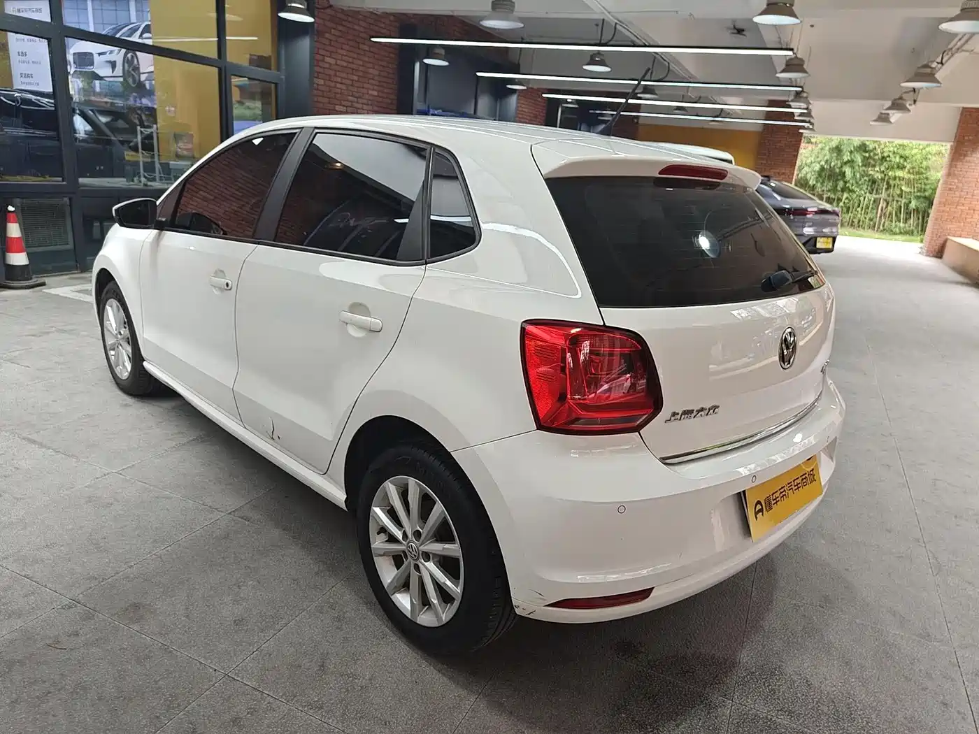 Volkswagen Polo 2014 1.6L Automatic Luxury Edition фото 3