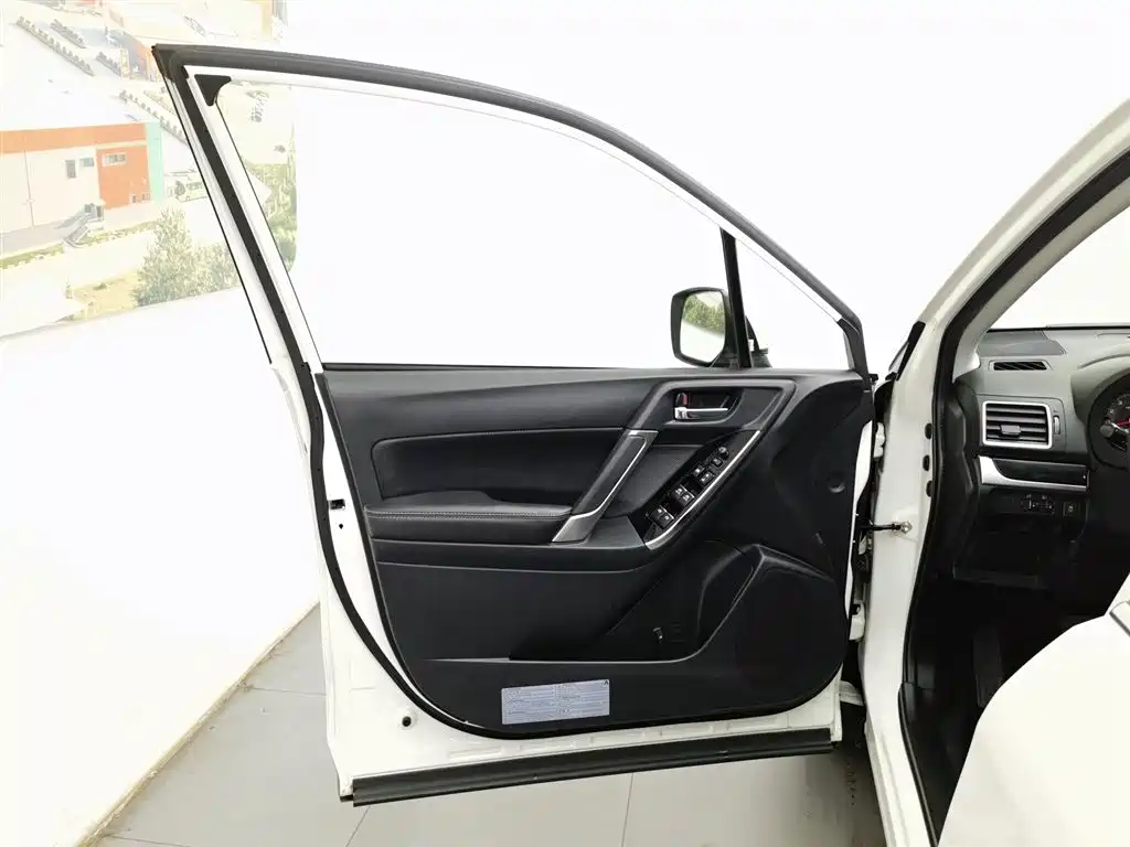 Subaru Forester 2016 2.0i Luxury Navigation Edition фото 8