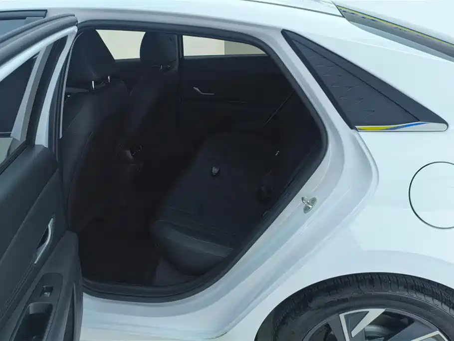 Hyundai Elantra 2023 1.5L CVT GLX Elite Edition фото 11