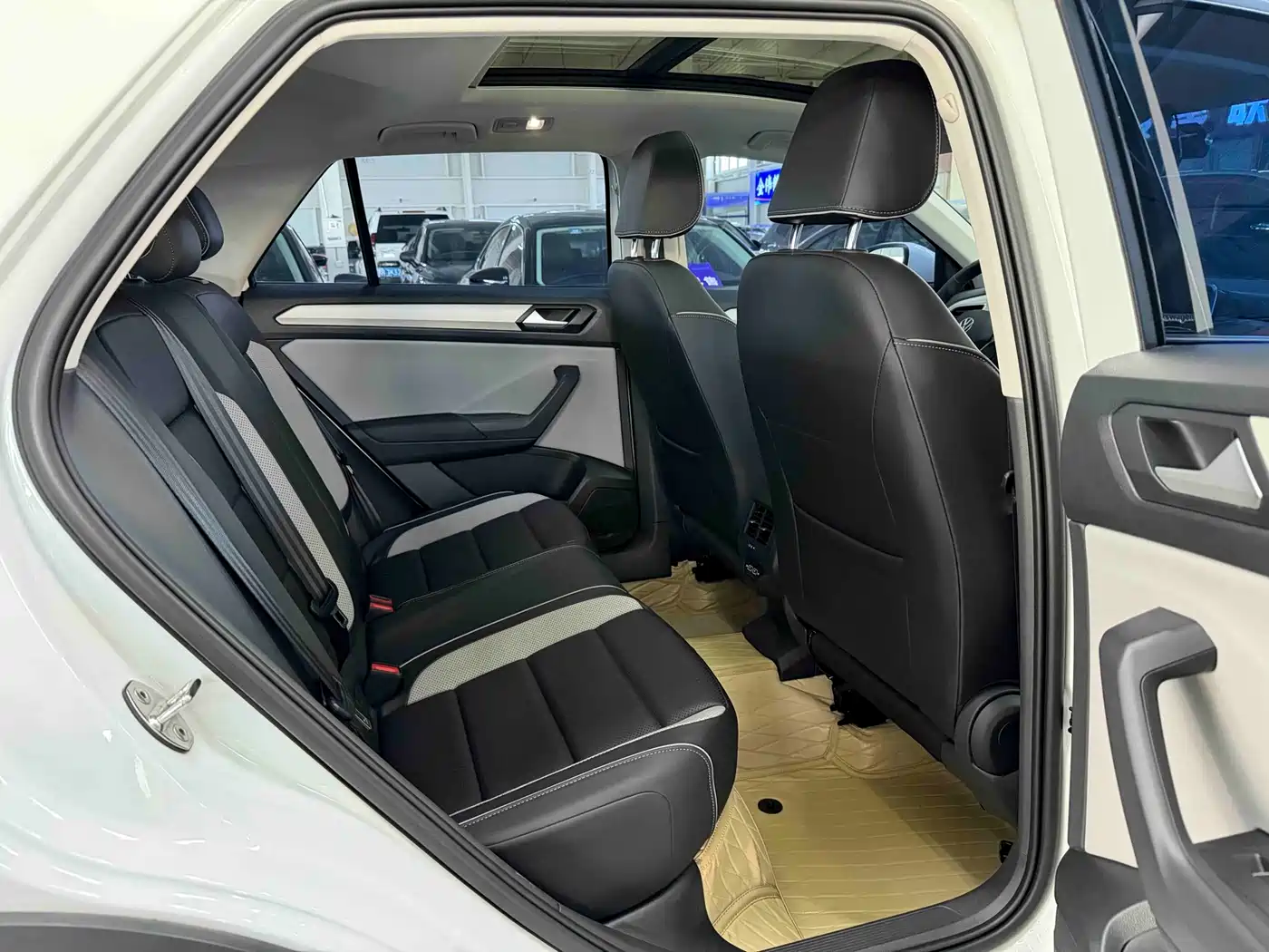Volkswagen T-ROC 2023 280TSI DSG 2WD Time Edition фото 15