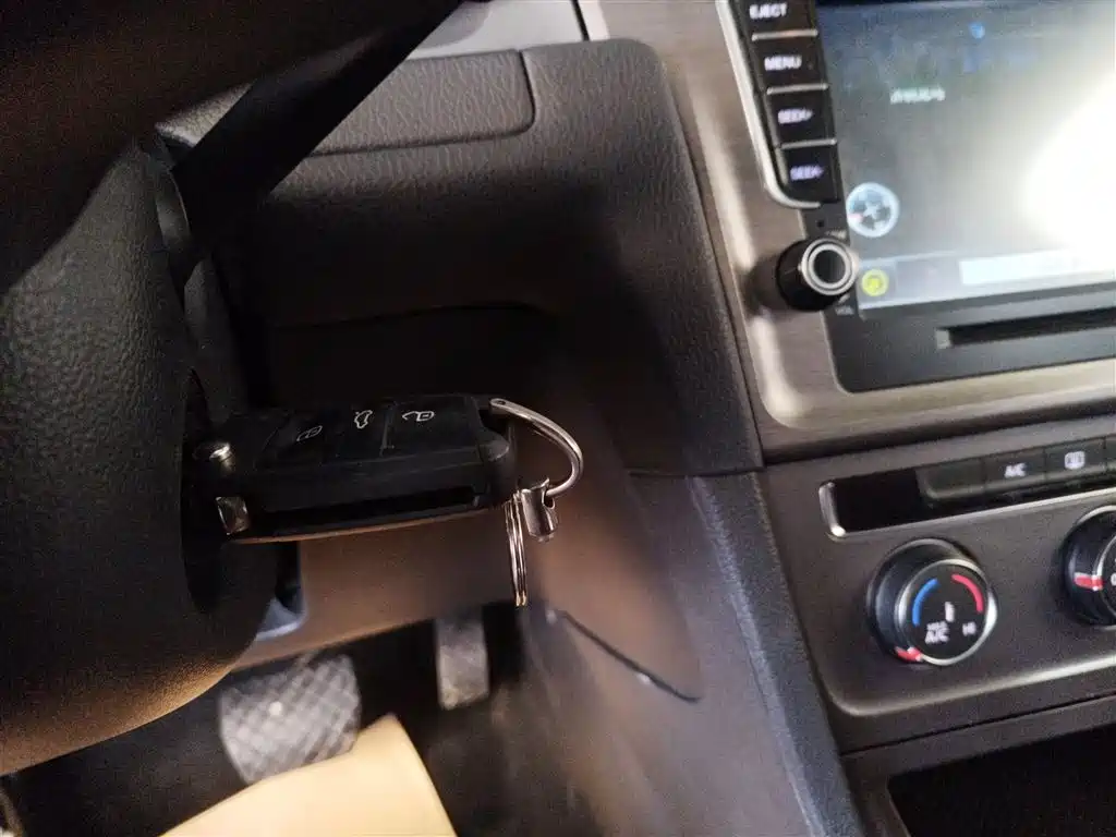Volkswagen Golf 2016 1.6L Automatic Fashion фото 9