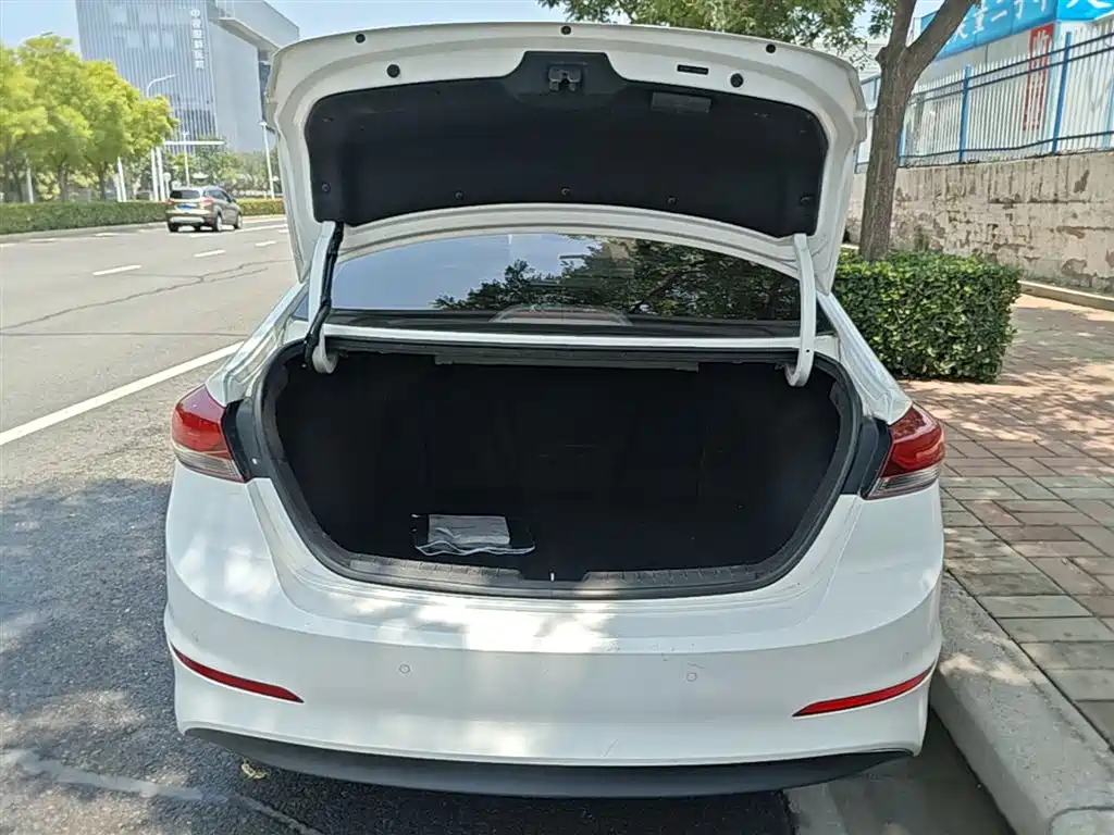 Hyundai Elantra 2016 Model 1.6L Automatic Smart Elite фото 19