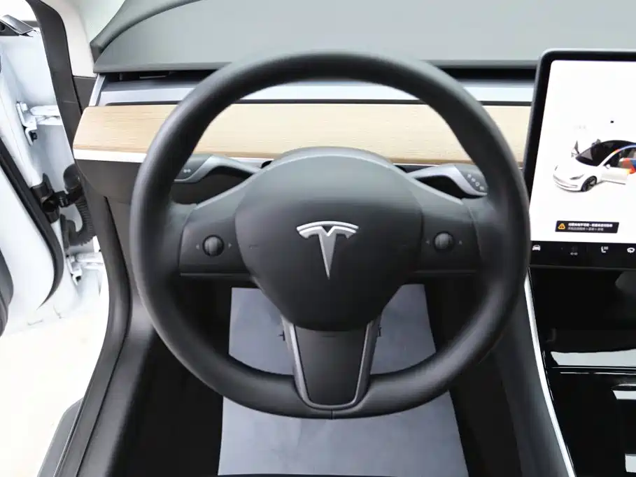 Фото 15 - Tesla Model 3