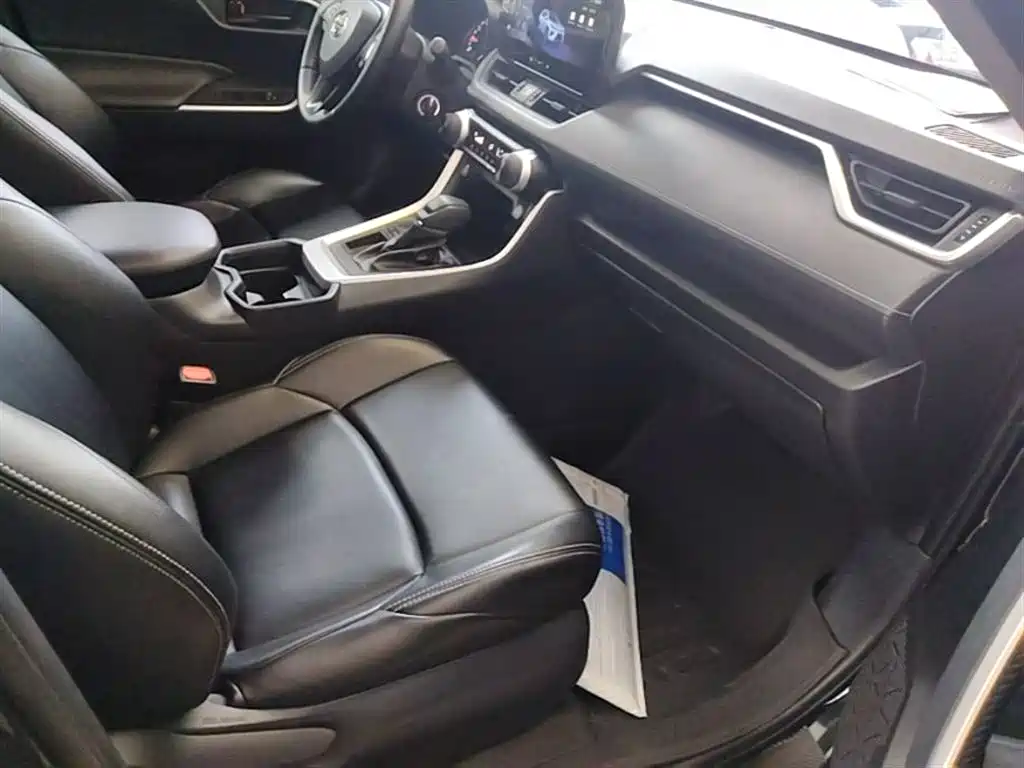 Toyota Wildlander 2023 2.0L CVT FWD LE фото 25