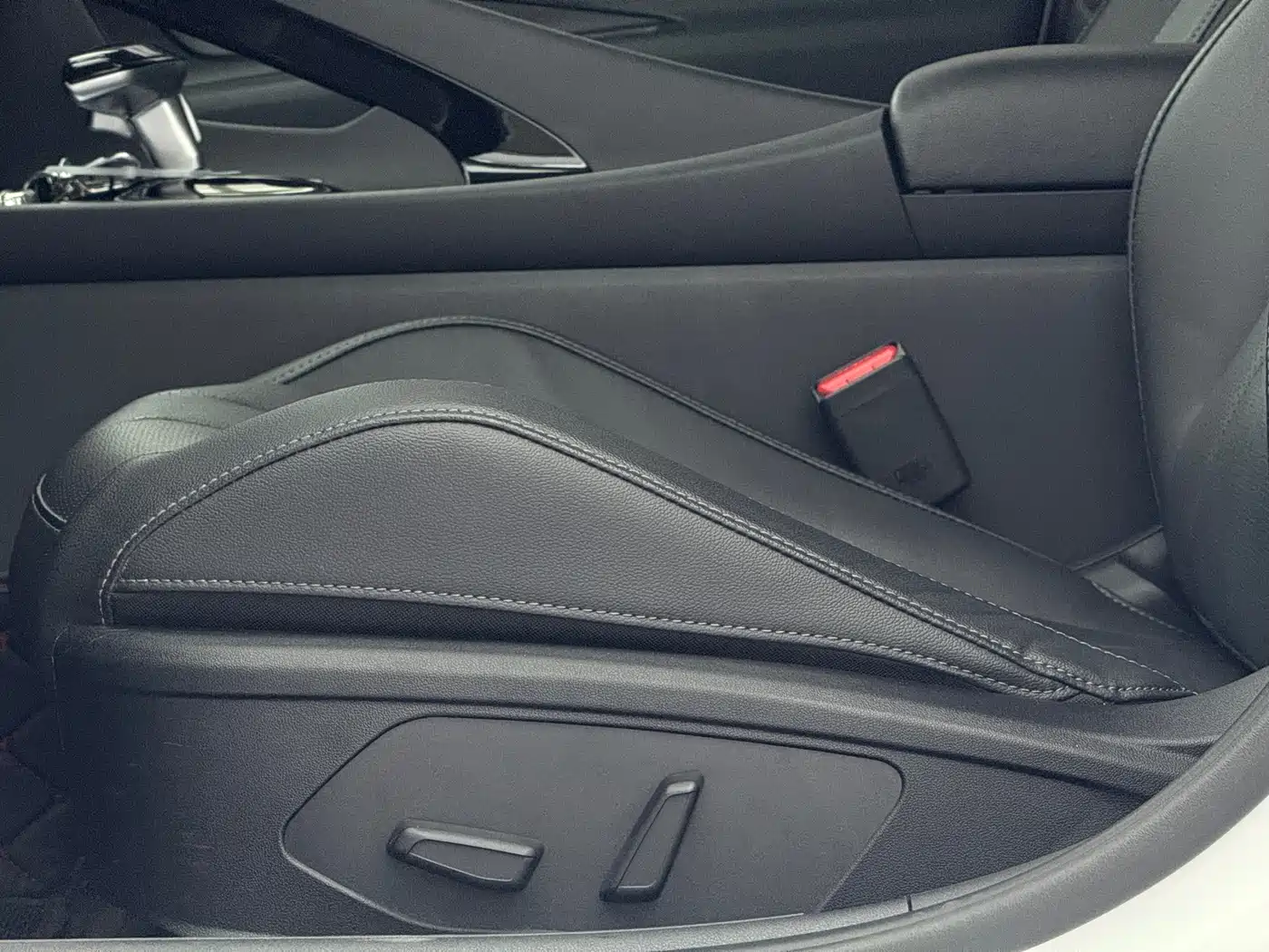 Hyundai Elantra 2022 1.5L CVT LUX Premium Edition фото 18