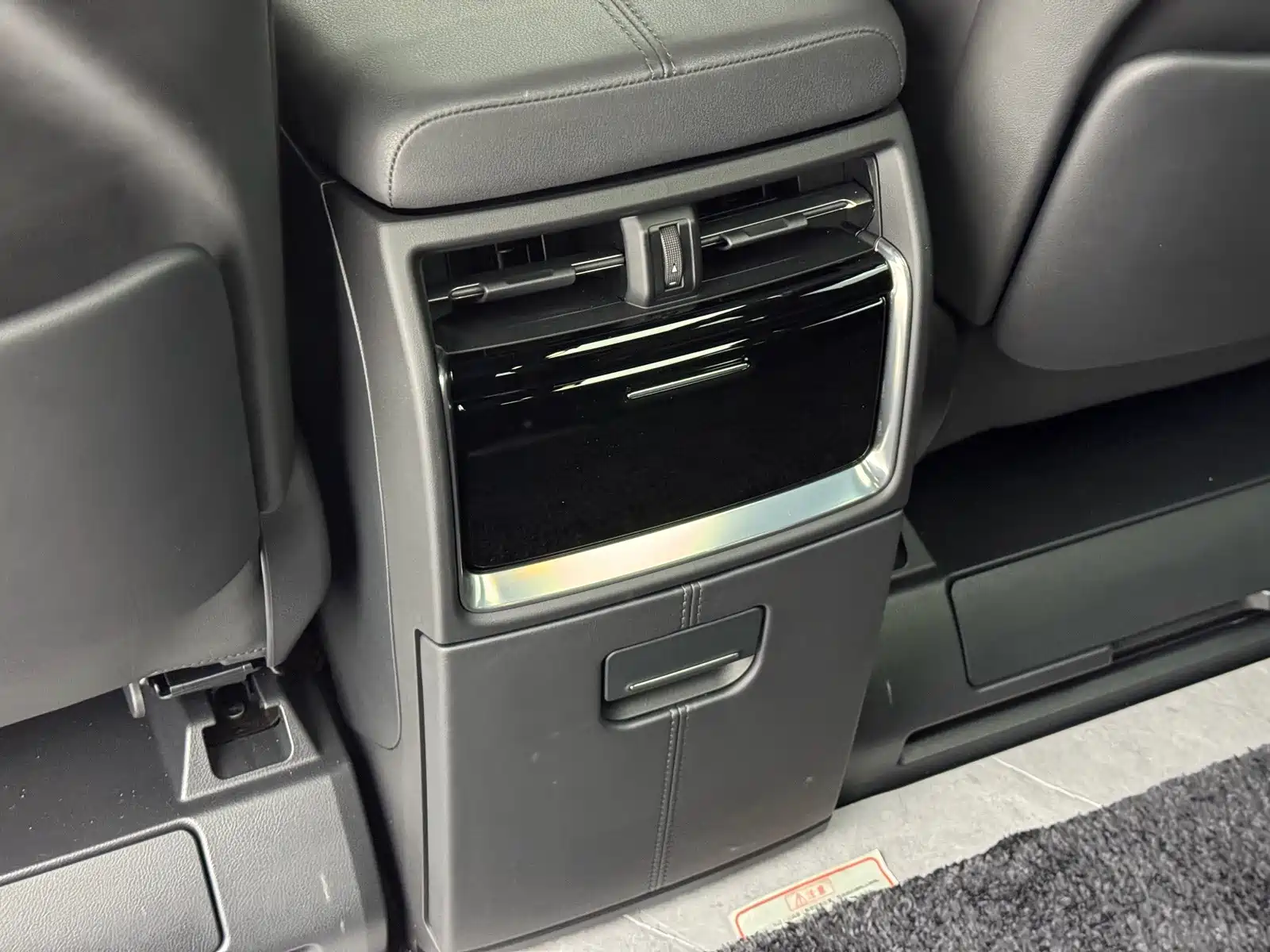 Photo 9 - Toyota Vellfire