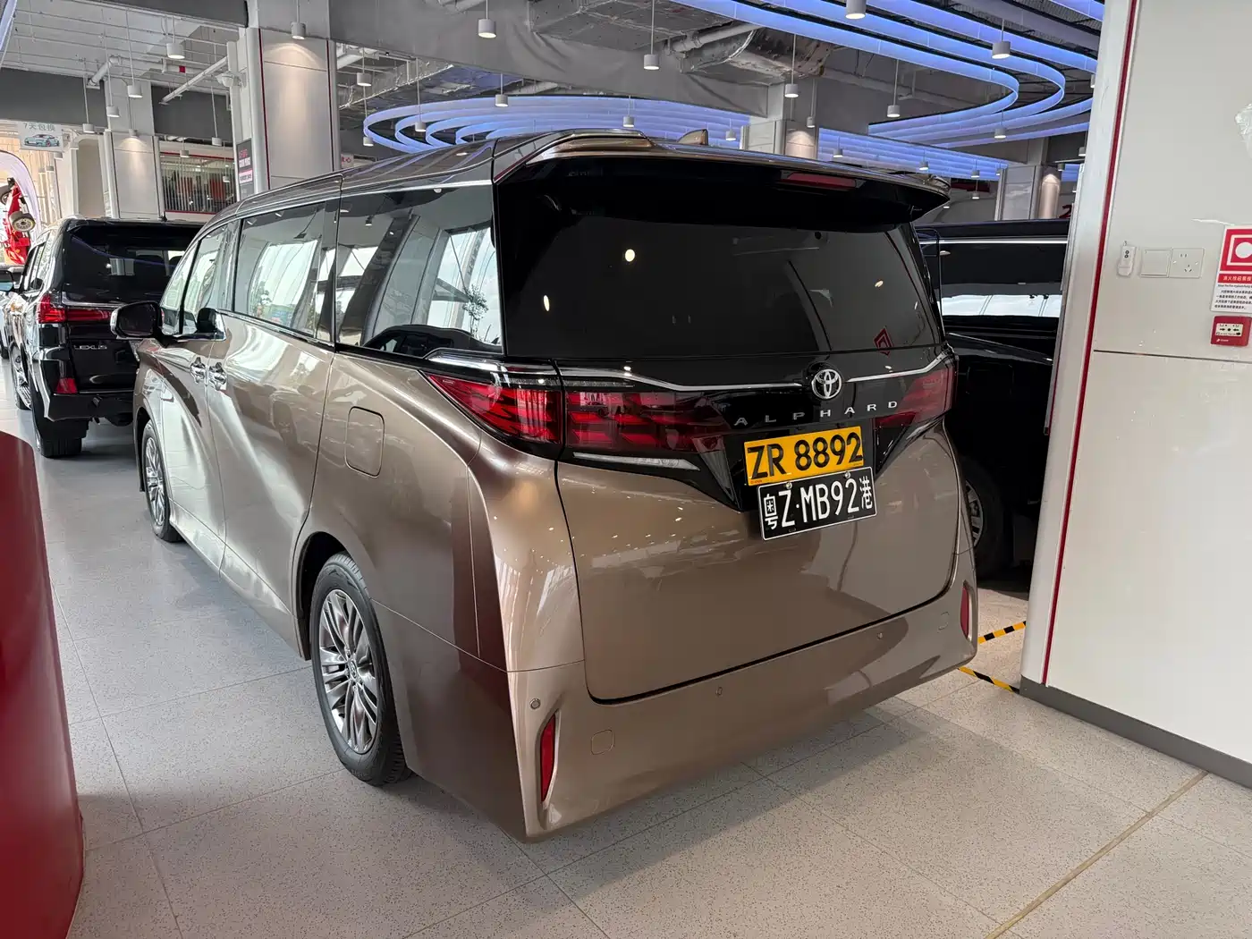 Toyota Alphard 2025 Hybrid 2.5L Prestige Gold Edition фото 25
