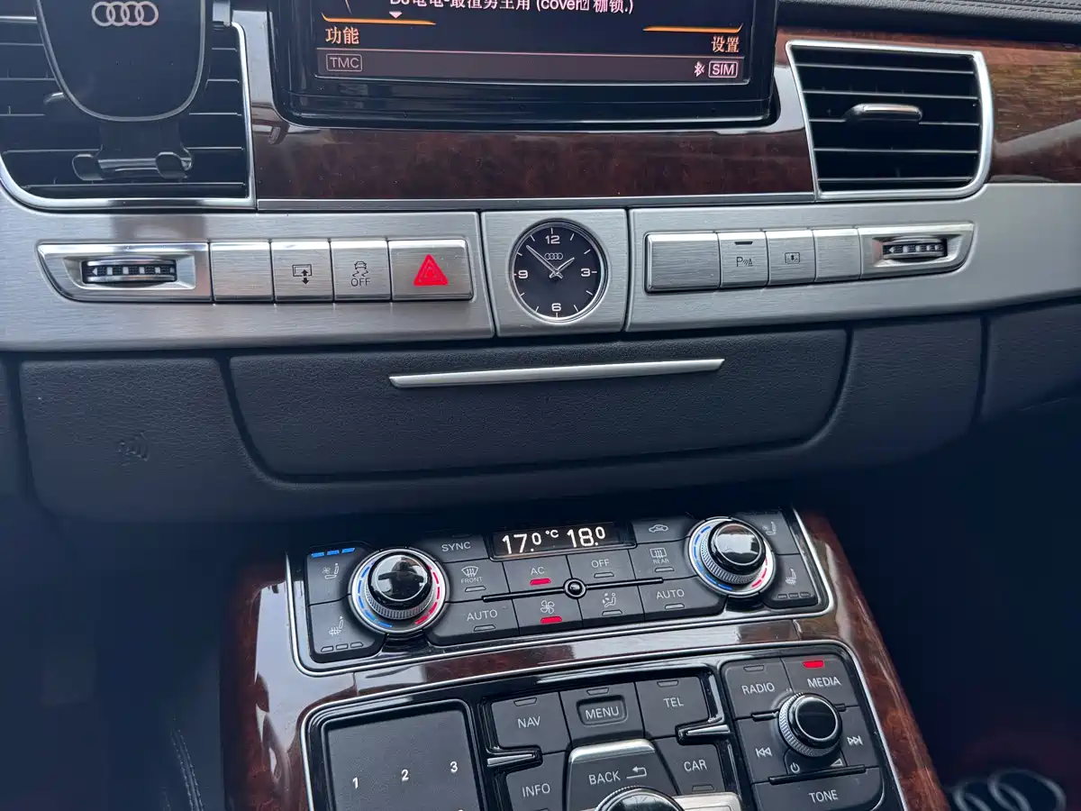 Audi A8 2011 A8L 3.0 TFSI quattro Luxury (213kW) фото 23