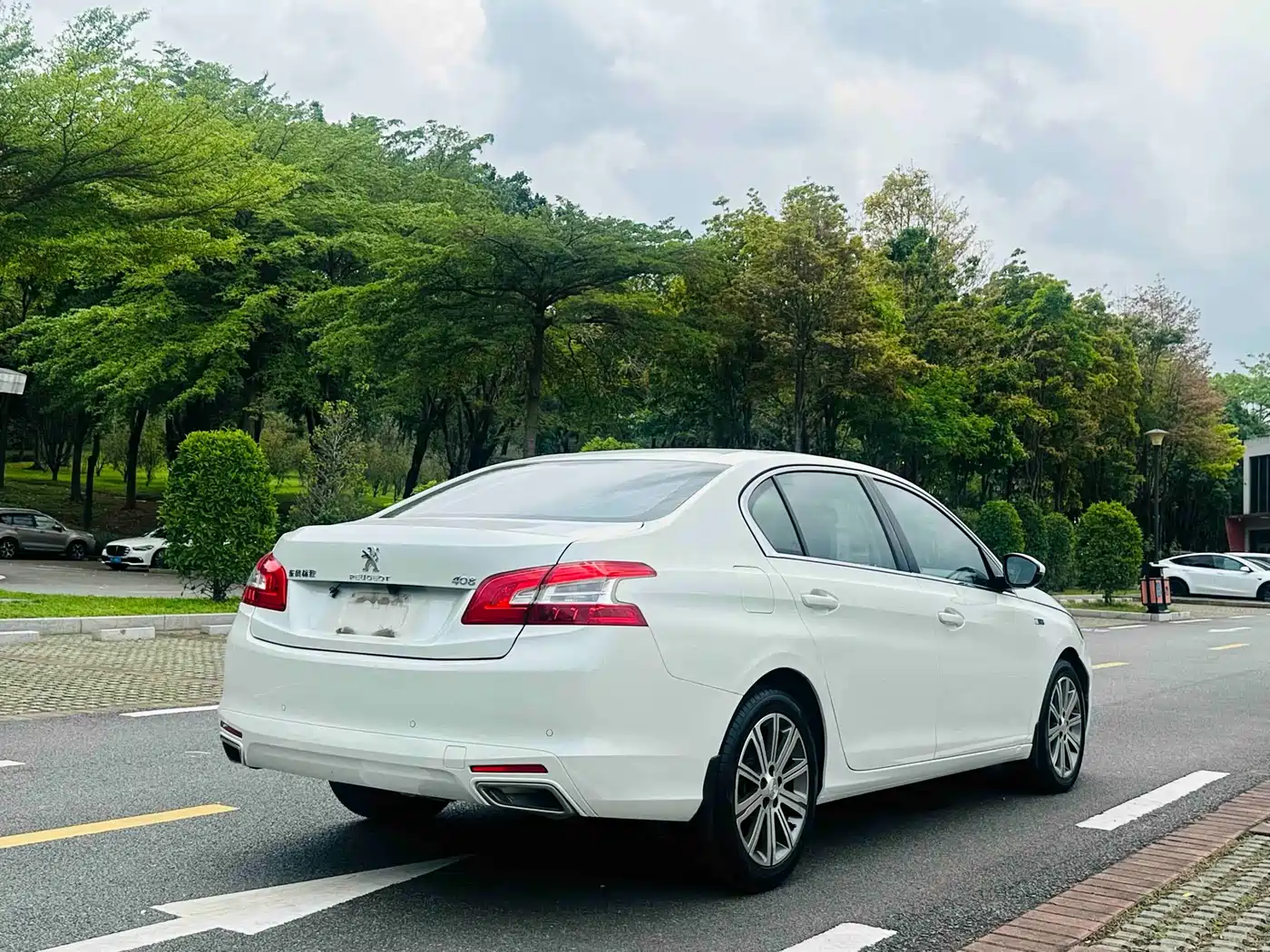 Peugeot 408 2016 1.6T Automatic Luxury Edition фото 5