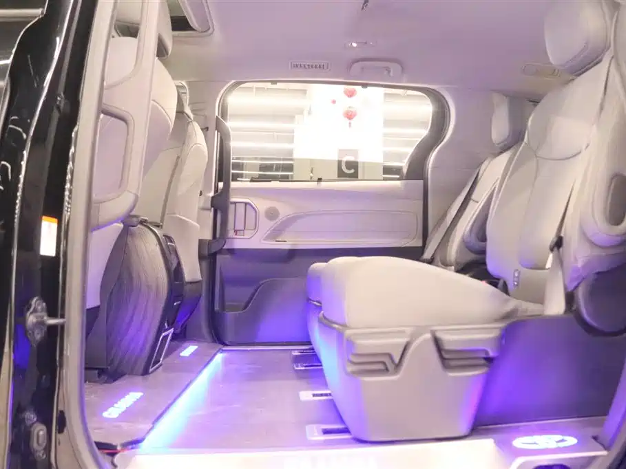 Toyota Granvia 2023 2.5L Hybrid Comfort Edition фото 18