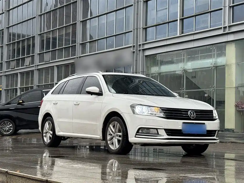 Volkswagen Lavida Tour 2015 1.6L Automatic Comfort Edition фото 4