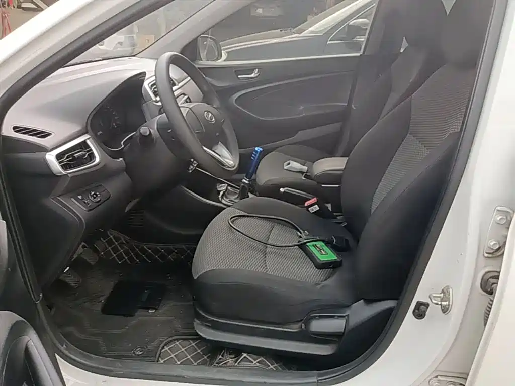 Hyundai Verna 2017 1.4L Manual Renewal Edition China VI фото 15