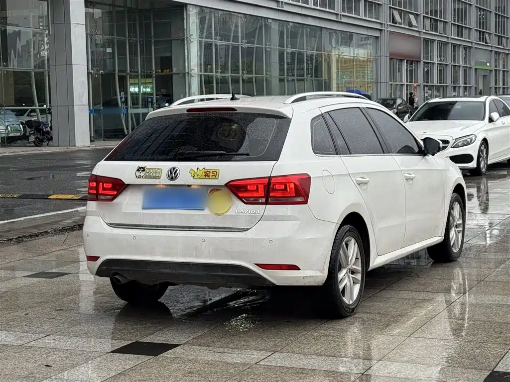 Volkswagen Lavida Tour 2015 1.6L Automatic Comfort Edition фото 6