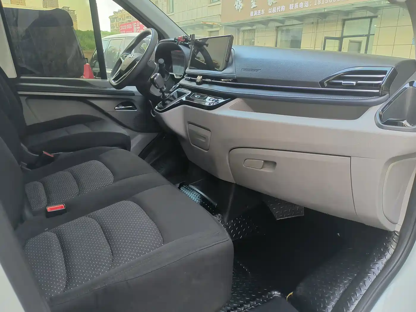 SAIC Maxus Xintu V70 2024 2023 Model 2.0T Elite Manual Short Wheelbase Low Roof 5/6 Seats (150Ps)