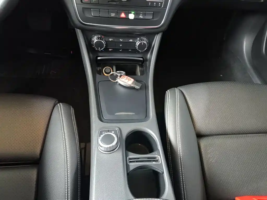 Mercedes-Benz GLA 2016 GLA 200 Dynamic фото 14