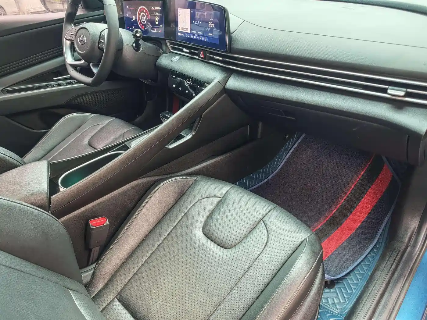 Hyundai Elantra 2021 1.5L CVT LUX Premium Edition фото 5
