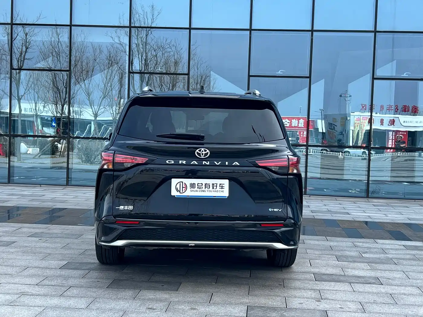 Toyota Granvia 2024 2.5L Hybrid Luxury фото 5