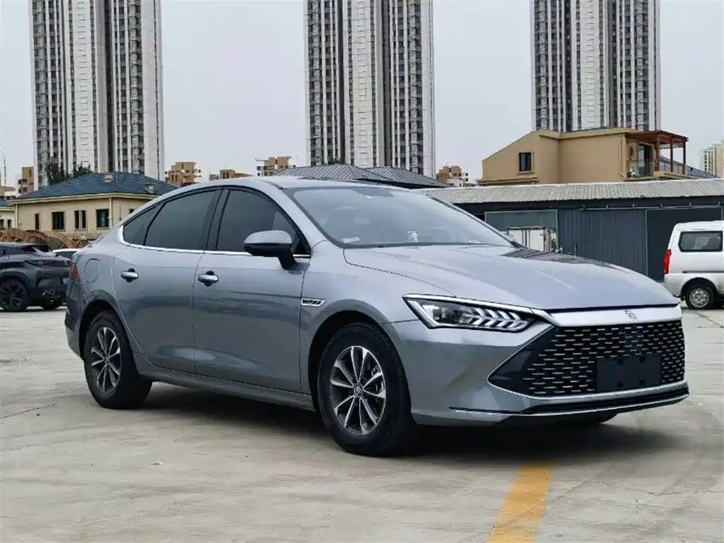 BYD Qin PLUS 2024 Glory Edition DM-i 55KM Leading фото 3