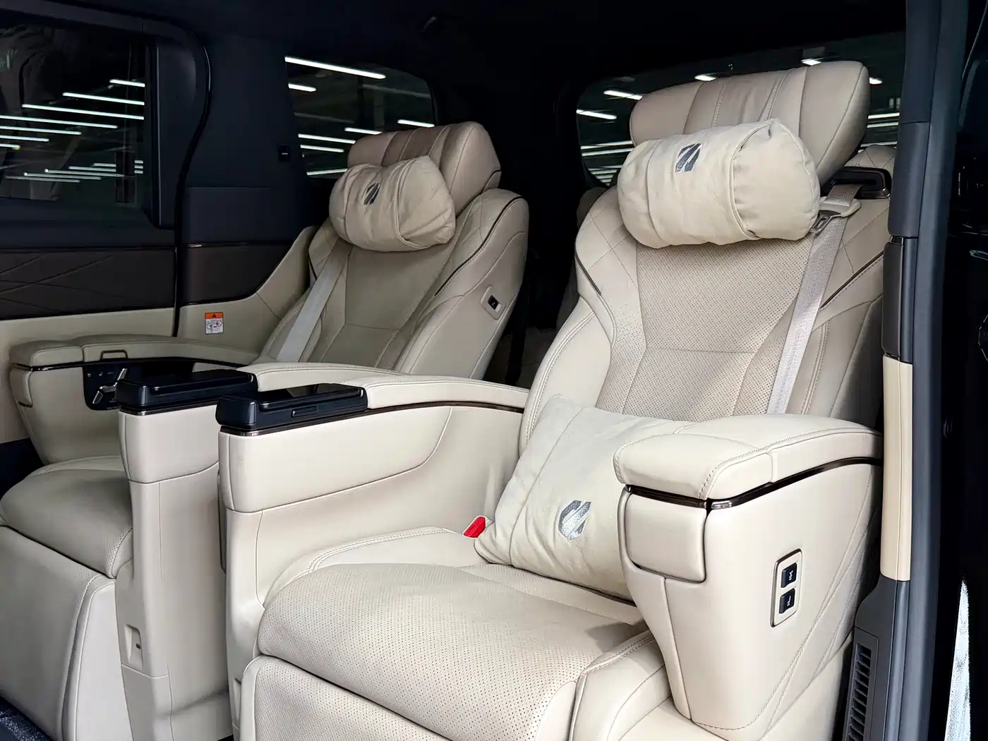 Toyota Alphard 2025 Hybrid 2.5L Prestige Gold Edition фото 27
