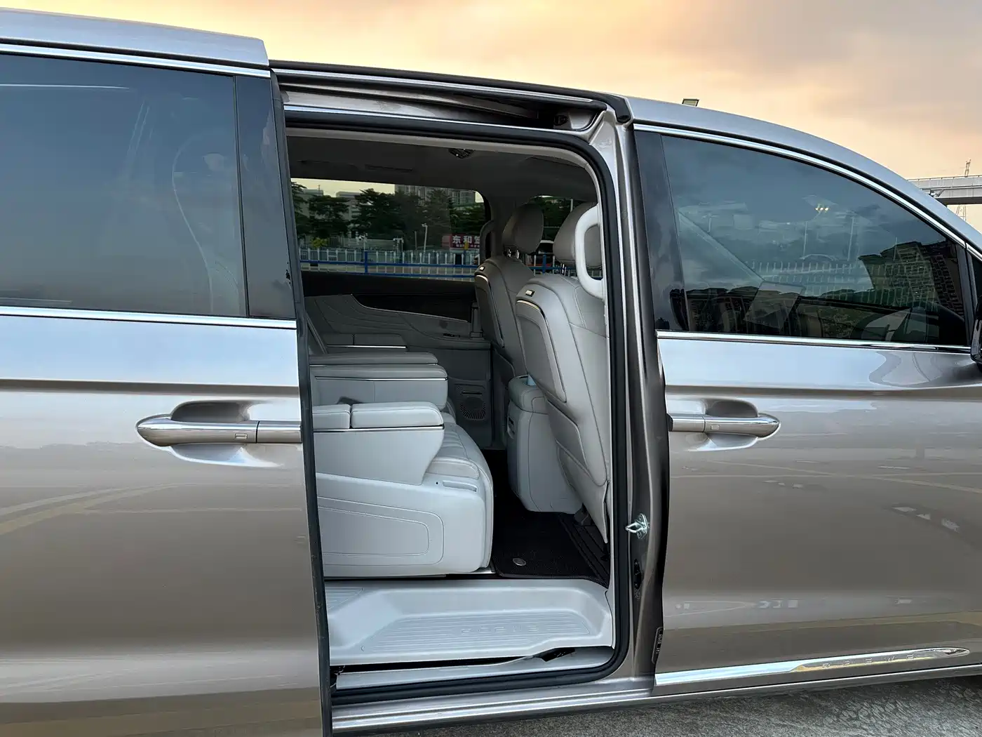 Roewe iMAX8 EV 2024 2025 1.5T DMH Land Luxury Edition