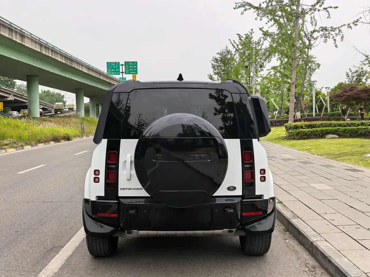 Land Rover Defender 2023 Facelift 90 2.0T P300 X-DYNAMIC HSE фото 14