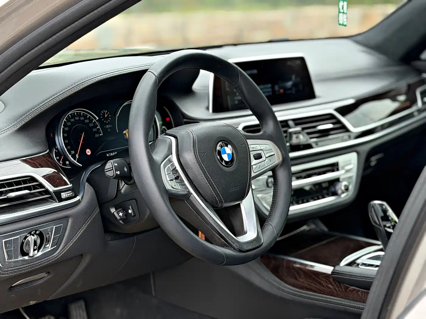 BMW 7 Series 2016 750Li xDrive 4-Seater фото 4