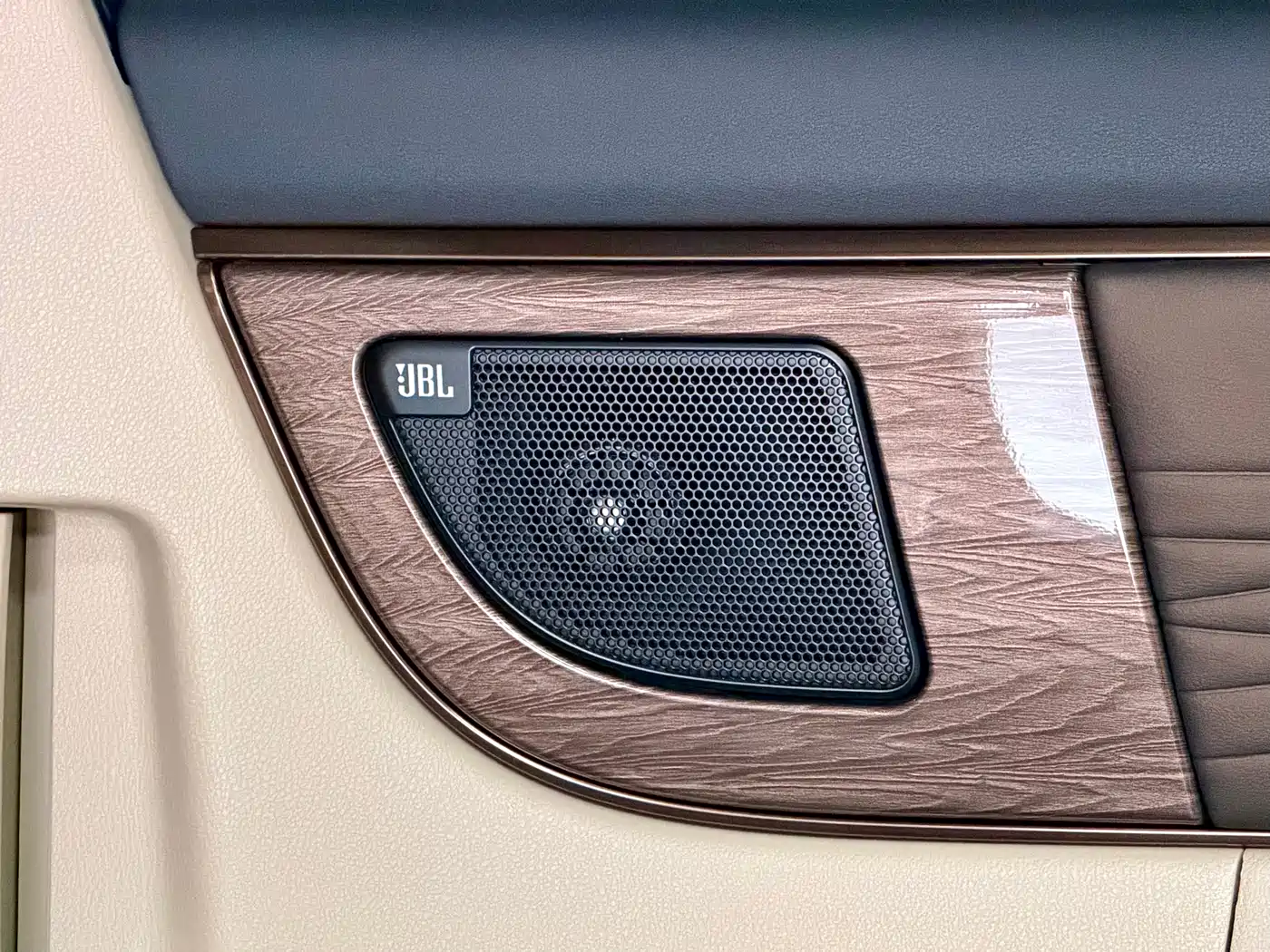 Toyota Alphard 2025 Hybrid 2.5L Prestige Gold Edition фото 29