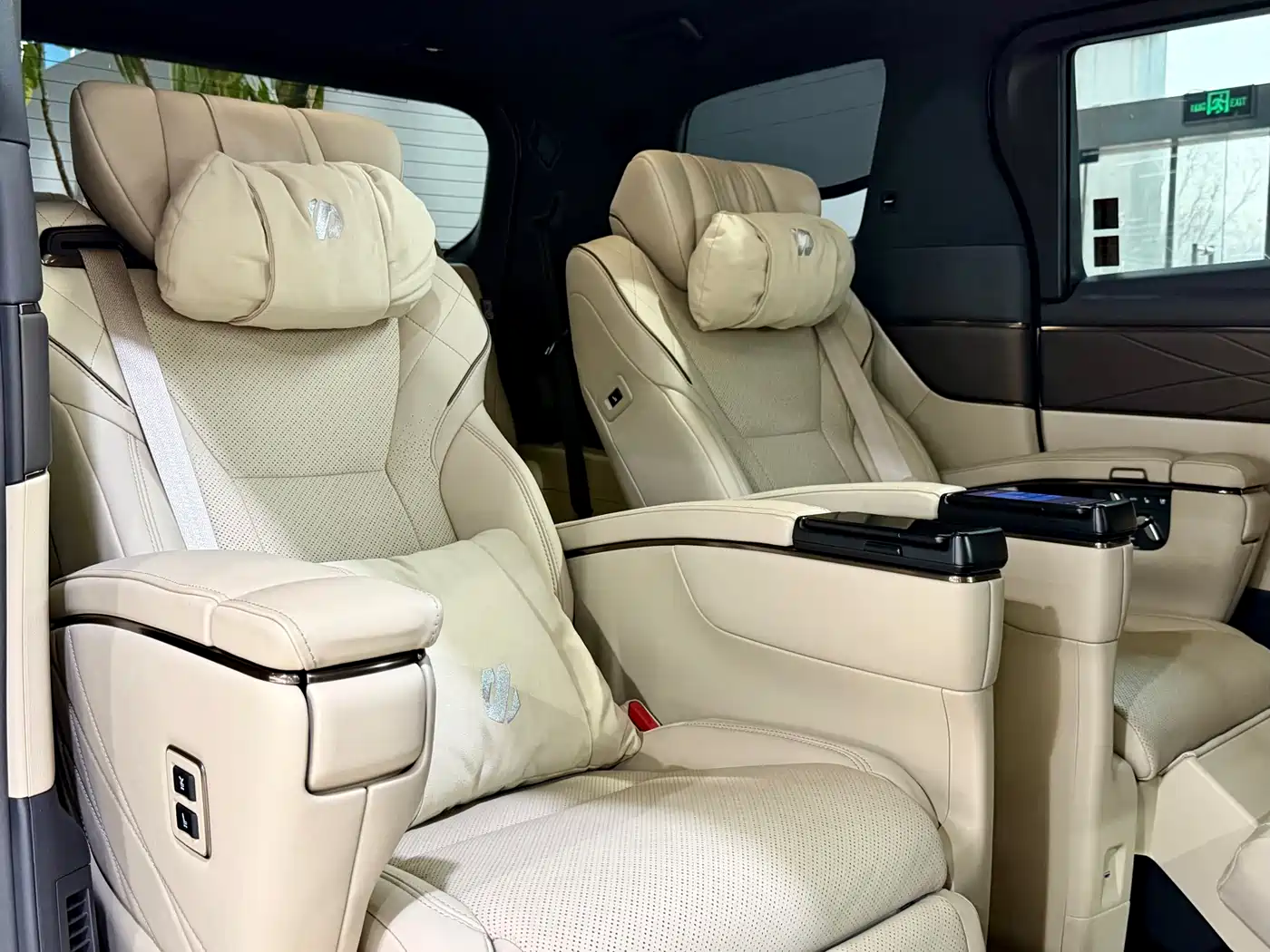 Toyota Alphard 2025 Hybrid 2.5L Prestige Gold Edition фото 33