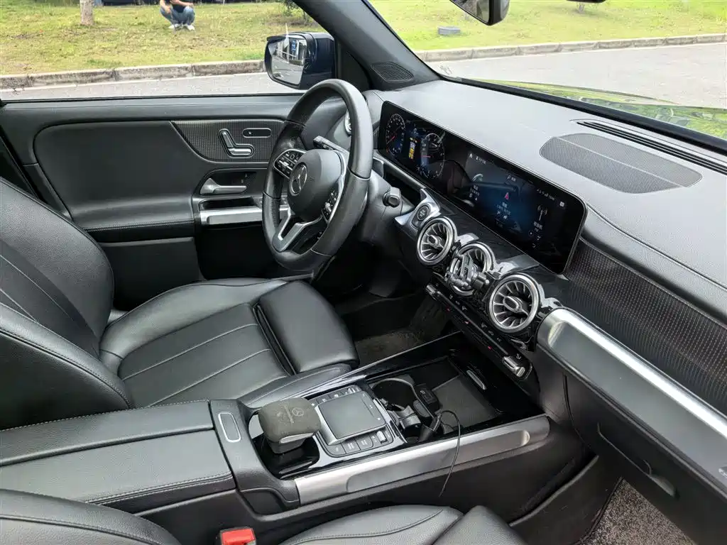 MERCEDES-BENZ GLB