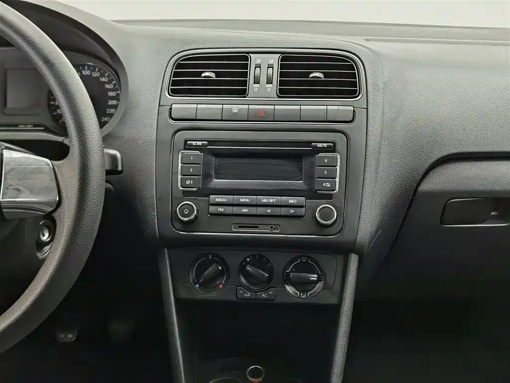 Volkswagen Polo 2013 1.4L Manual Trend Edition фото 12